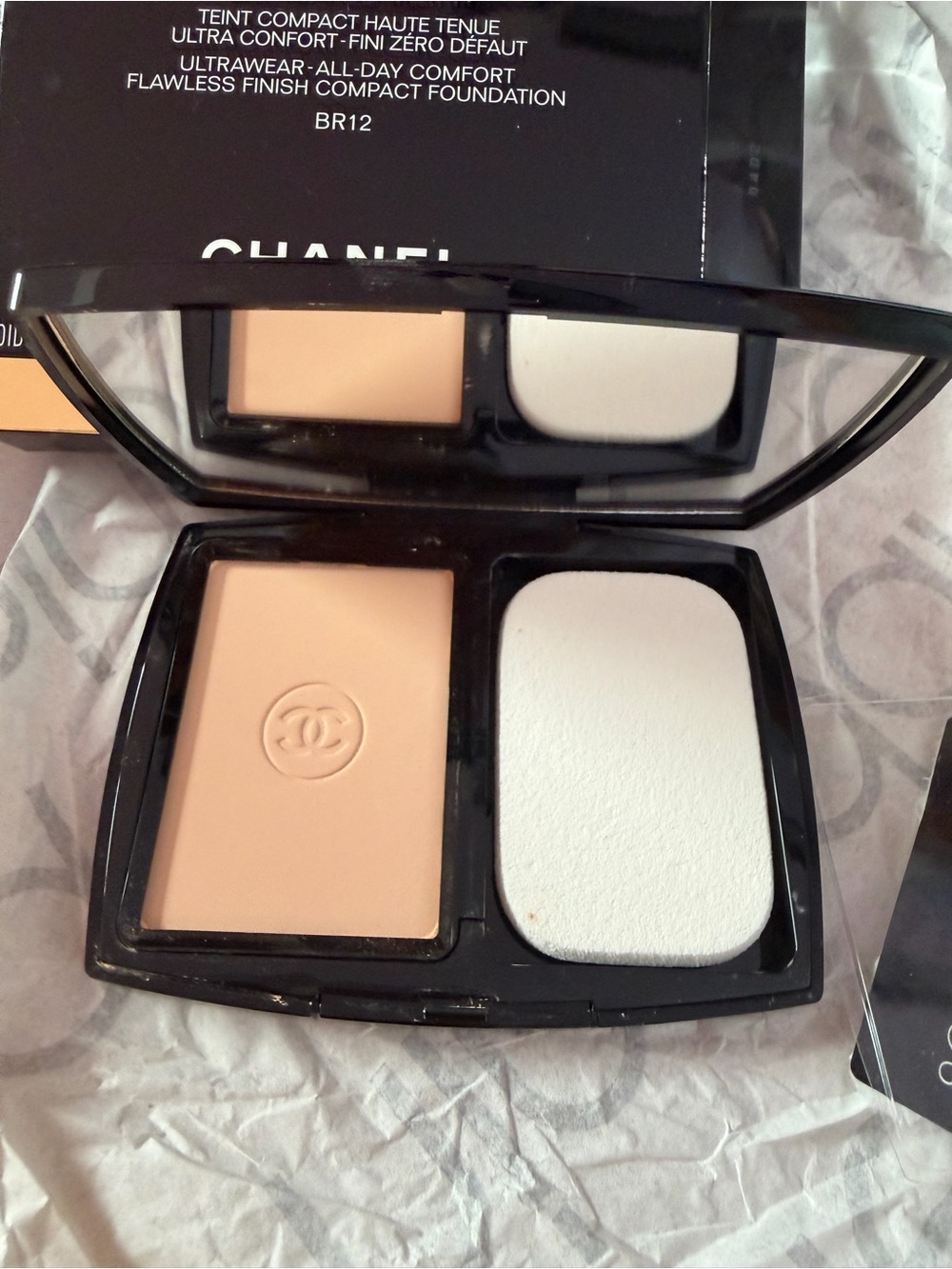CHANEL Compact Press-On Makeup foundation in Light Beige BR12